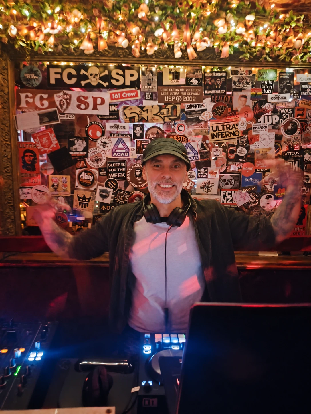 DJ Marcelo Scotti hinter dem DJ-Pult